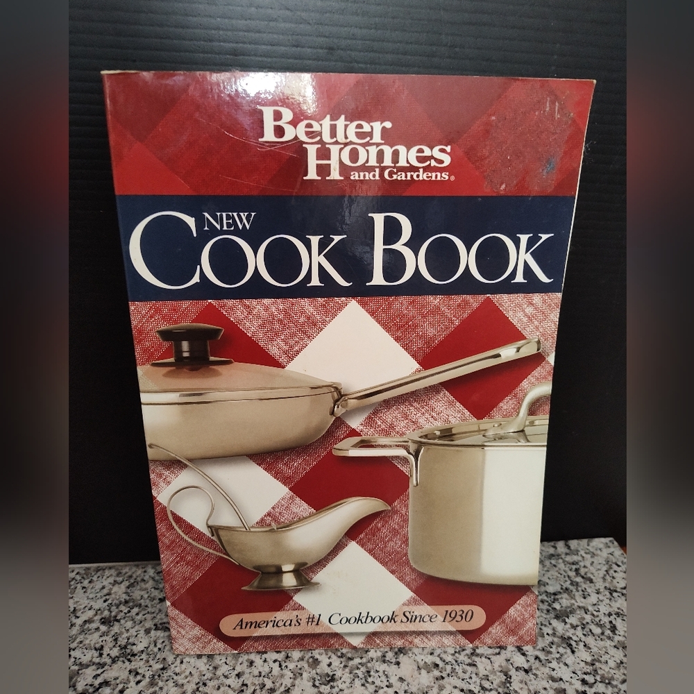 Better Homes and Gardens New Cook Book with Red and White Design. 2006 Edition.
